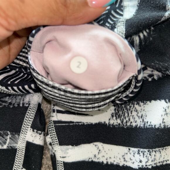 Lululemon Wunder Under Crop II Shady Palms Black White Stripe Banana Leaf sz 2 - Picture 2 of 4